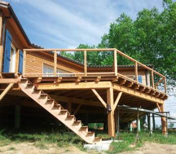 Construire une terrasse en bois sur pilotis à Cazères